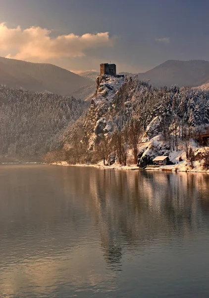 Favola castello invernale e la sua immagine speculare sulla superficie del fiume, Strecno, Slovacchia — Foto Stock