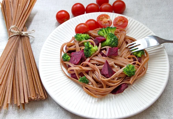 bütün tahıl spagetti, taze brokoli, pancar ve ayçiçeği tohumu