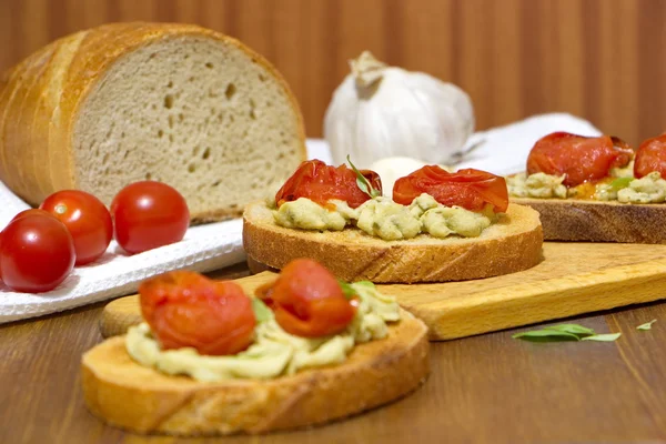 tost pişmiş tomaoes ve ev yapımı brokoli - krem sarımsak