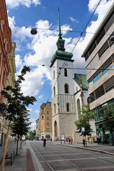 Улица, ведущая к церкви Святого Иакова, Брно, Чехия — стоковое фото