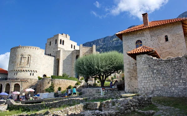 Castillo areal y museo Skanderbeg en Kruje, Albania, 18 de septiembre de 2014 Imágenes De Stock Sin Royalties Gratis