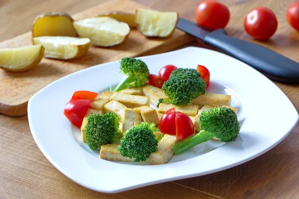 fırında patates ile brokoli tofu hizmet