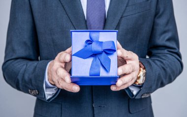 Mükemmel hediyeni paketle. Mavi kulübe erkeklerin elinde. Doğum günü yıldönümü. Tatil kutlaması. Hediyelik eşya dükkanı. Boks günü. İkramiye ve ödül. Hediye. Hatıra alışverişi..