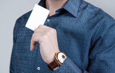 Kartını kendin gibi eşsiz yap. Erkek elinde boş bir kart. Kimlik belgesi. Şov malzemesi. İletişim detayları. Kişisel bilgiler, kopyalama alanı.