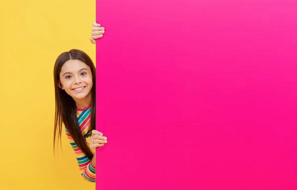 Menina Feliz Por Trás Folha Papel Rosa Com Espaço Cópia — Fotografia de Stock