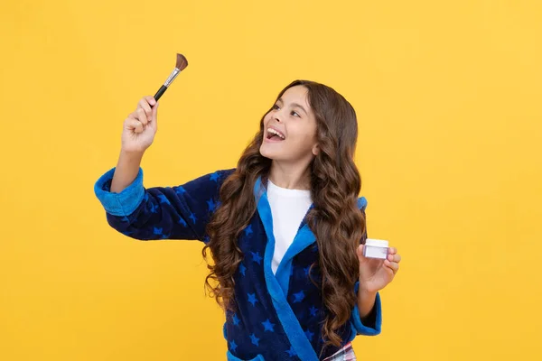 Menina Criança Feliz Roupas Dormir Usando Escova Cosmética Fundação Cuidados — Fotografia de Stock