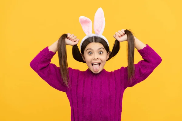 Engraçado Brincalhão Adolescente Criança Orelhas Coelho Segurando Seu Cabelo Feriado — Fotografia de Stock