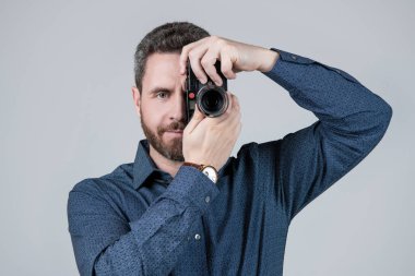 Fotoğraf çekimi mükemmellikle buluşur. Kameraman, fotograftaki gri arka planı çek. Amatör ve profesyonel fotoşop. Çekim seansı. Fotoğrafçılık onun hobisi..