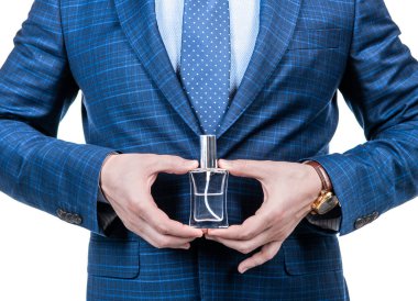 Parfüm şişesi erkeklerin elinde resmi moda tarzı giyiniyor. Beyaz, parfüm kokulu..