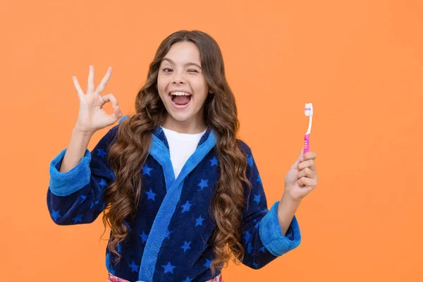 Niña Feliz Albornoz Acogedor Uso Cepillo Dientes Espectáculo Mañana Gesto —  Fotos de Stock