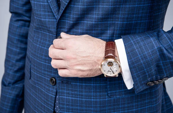 Vestindo Relógio Com Roupa Profissional Fato Azul Relógio Pulso Mão — Fotografia de Stock