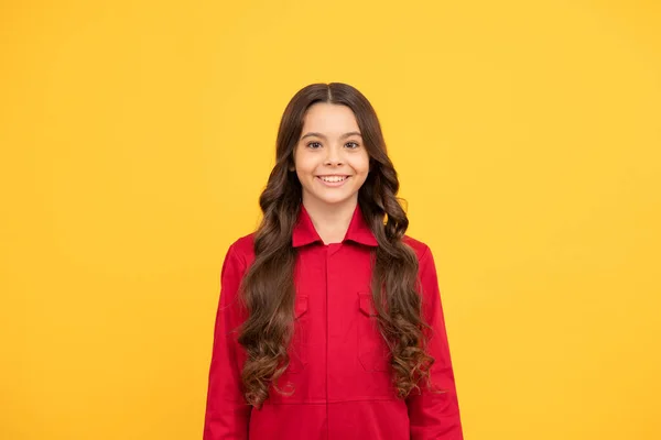 Menina Adolescente Feliz Camisa Vermelha Tem Emoções Positivas Felicidade — Fotografia de Stock