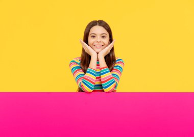 Pembe kâğıt çarşafın arkasında fotokopi alanı ve bilgisi olan mutlu bir kız..