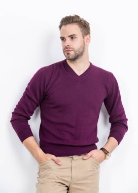 Moda tipi. Yakışıklı adam ellerini pantolon cebine sokuyor. Günlük kıyafet dolabı. Moda erkek giyim. Moda tarzı. Erkek kıyafetleri.