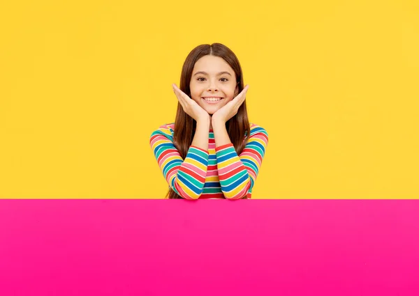 Χαρούμενο Κορίτσι Παιδί Πίσω Από Ροζ Φύλλο Χαρτιού Χώρο Αντιγραφής — Φωτογραφία Αρχείου