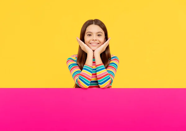 Niña Feliz Detrás Hoja Papel Rosa Con Espacio Copia Información —  Fotos de Stock