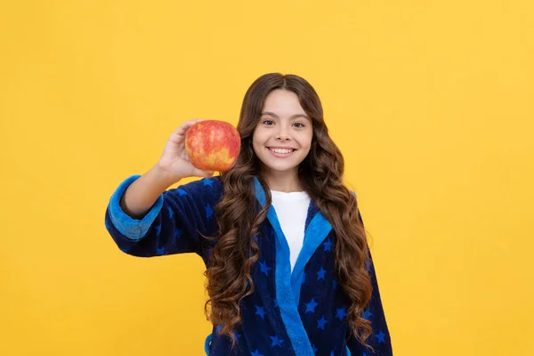 Щаслива Дівчинка Насолоджується Ранковим Сніданком Свіжого Яблука Затишному Халаті Органічною — стокове фото