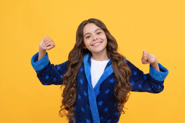 Buen Humor Niño Somnoliento Que Estira Somnoliento Niño Sonriente Que —  Fotos de Stock