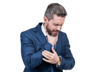 Resmi takım elbiseli sağlıksız yönetmen boğaz ağrısı çekiyor. Beyaz bademcik iltihabı var..