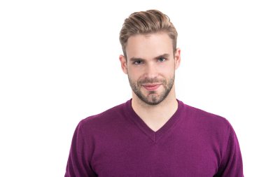 Yakışıklı ve bunu o da biliyor. Beyaz tenli yakışıklı adam. Erkekler tımar ediliyor. Moda berber dükkanı. Kuaför salonu. Cilt bakımı ve saç bakımı. Berber dükkanı..