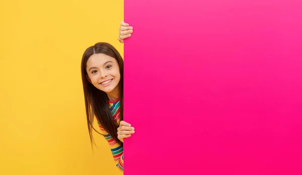 Menina Adolescente Feliz Por Trás Folha Papel Rosa Com Lugar — Fotografia de Stock