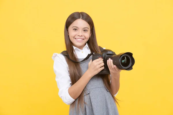 Enfant Gai Fille Prendre Des Photos Avec Digicam Photographie — Photo