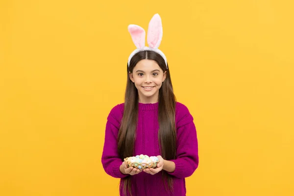 Frohe Ostern Kinderglück Kinder Hasenkostüm Halten Wachteleier Der Hand Zeit — Stockfoto