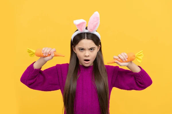 Staunte Teenie Kind Osterhasenohren Mit Karotte Hasenjagd — Stockfoto