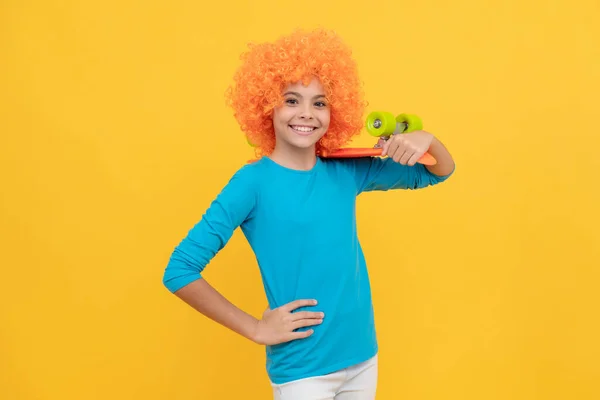Szczęśliwy Nastolatek Dziewczyna Fantazyjny Clown Peruka Trzymać Penny Pokładzie Dzieciństwo — Zdjęcie stockowe