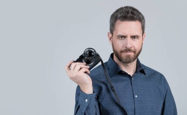 Hepsini yakalayın. Usta fotoğrafçı gri arka plan. Fotoğrafçı, fotoğraf makinesini tut. Amatör ve profesyonel fotoğrafçılık. Çekim seansı. Fotoşop. Her tıklamada kalite, kopyalama alanı.