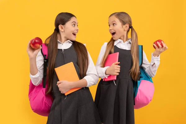 Ingen Tandvärk Överraskade Barn Med Öppna Munnar Håller Äpplen Skolmat — Stockfoto