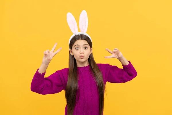 兔子要来了 只是玩的开心准备参加派对 快乐的童年小兔崽子复活节快乐 滑稽的孩子戴在野兔耳朵上 少女穿兔子服装 复活节兔子猎杀 — 图库照片