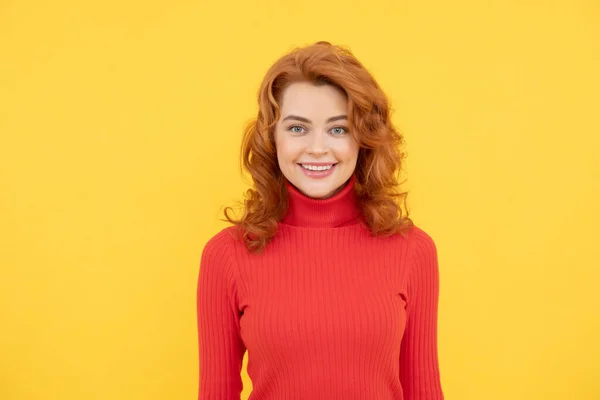 Πορτρέτο Του Όμορφη Χαρούμενη Κοκκινομάλλα Κορίτσι Σγουρά Μαλλιά Χαμογελώντας Γελώντας — Φωτογραφία Αρχείου