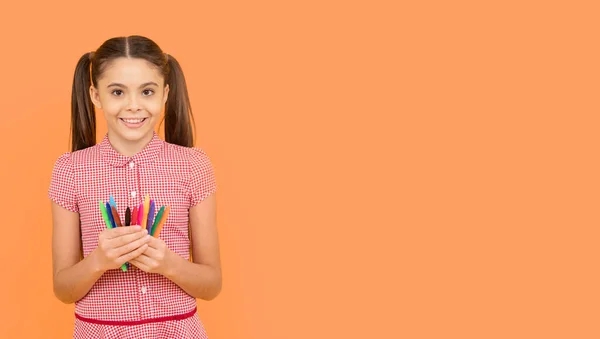 Mutlu Çocuk Elinde Renkli Kalemler Işaretler Var Okumak Için Kopyalamak — Stok fotoğraf