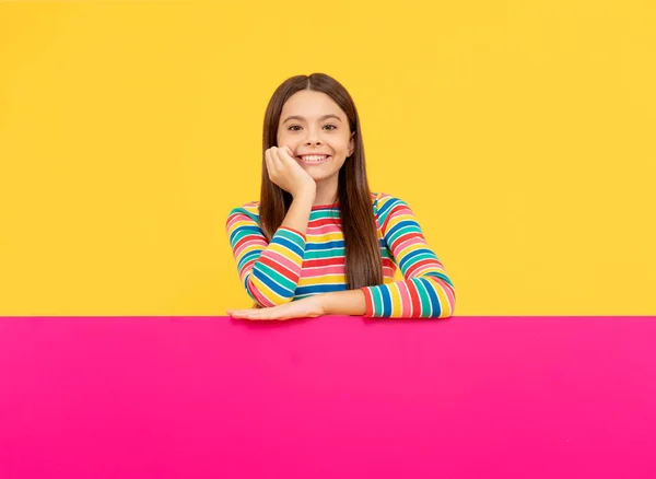 Menina Adolescente Feliz Por Trás Folha Papel Rosa Com Lugar — Fotografia de Stock