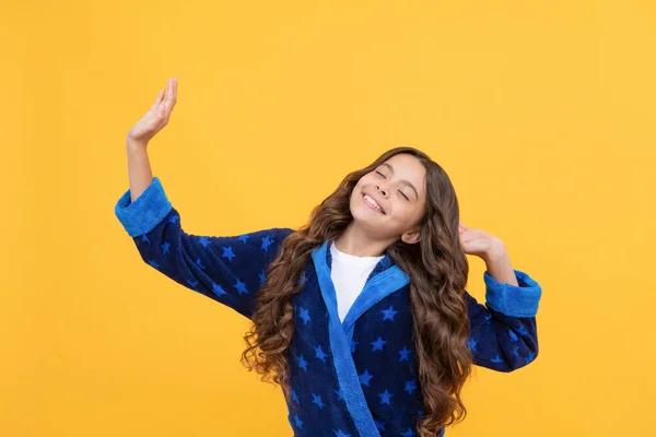 Menina Adolescente Feliz Com Cabelo Encaracolado Esticando Pijama Confortável Bom — Fotografia de Stock