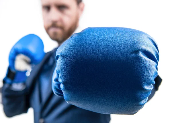 Professionele Man Formele Pak Staan Vechtpositie Dragen Bokshandschoen Selectieve Focus — Stockfoto