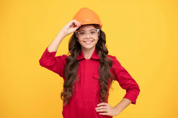 最高のサービスだ 黄色の背景を持つ子供未来のエンジニア 修理用のセーフティグラス 労働者の日 保護眼鏡の子供の笑顔 幼児期の発達 10代の女の子は眼鏡とヘルメットをかけて — ストック写真
