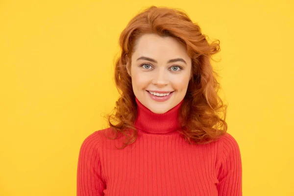 Κοντινό Πλάνο Πορτρέτο Του Όμορφη Χαρούμενη Κοκκινομάλλα Κορίτσι Σγουρά Μαλλιά — Φωτογραφία Αρχείου