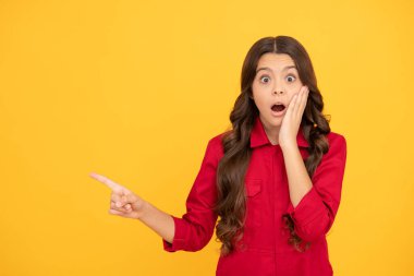 Şaşırmış çocuk reklam için fotokopi alanını işaret ediyor..