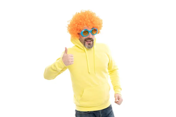 Vtipný Muž Nosit Funky Paruku Vlasy Party Sluneční Brýle Ukazující — Stock fotografie