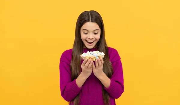 Adoro Menina Adolescente Usar Sorrindo Caça Coelho Páscoa Comida Tradicional — Fotografia de Stock