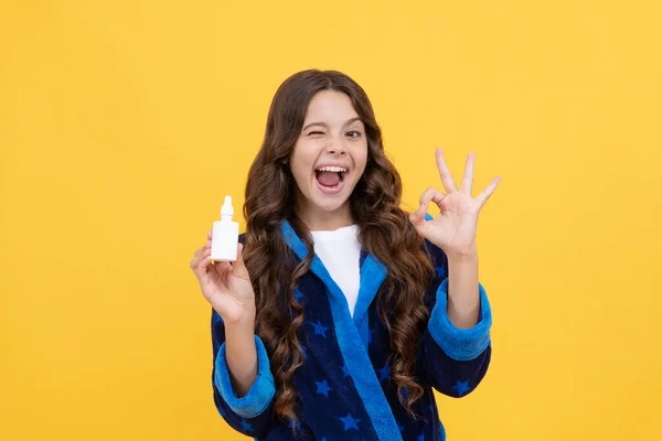 Gelukkig Kind Meisje Gezellige Badjas Presenteren Beste Neusspray Tegen Allergie — Stockfoto