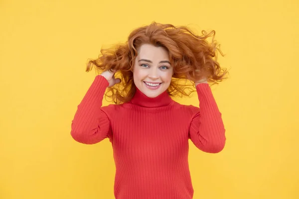 Κομμωτήριο Πορτρέτο Του Όμορφη Χαρούμενη Κοκκινομάλλα Κορίτσι Σγουρά Μαλλιά Χαμογελώντας — Φωτογραφία Αρχείου