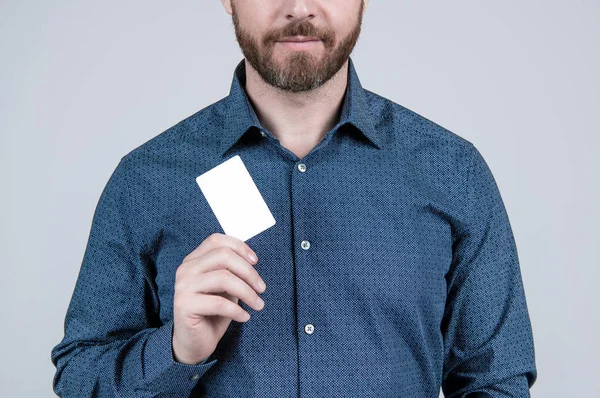 Barbudo Hombre Vista Recortada Camisa Estilo Casual Mantenga Vacía Tarjeta —  Fotos de Stock