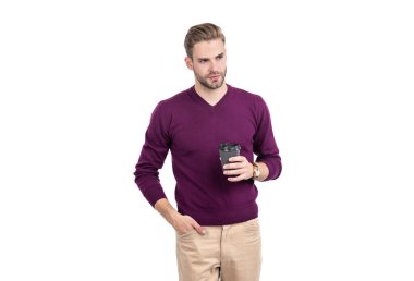 Sıradan tarzda ciddi bir adam. Tek kullanımlık kahve bardağını beyaz kafeinle izole etmiş..