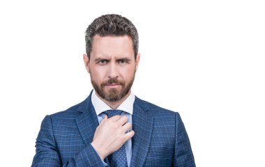 Kıyafetine son rötuşu ekliyorum. Sakallı adam kravatı düzelt. Moda aksesuarı. Suç ortağı kıyafet yapar. Resmi erkek giyimi. Resmi kıyafet. Mens gardırobu, kopyalama alanı.