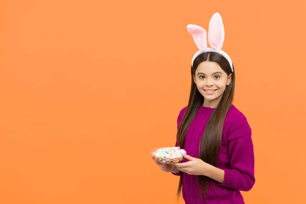 Fröhliches Teenie Kind Hasenohren Mit Bunten Osterwachteleiern Kopierraum Osterurlaub — Stockfoto