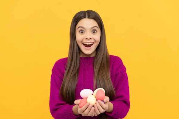 Surpresa Páscoa Adolescente Menina Segurar Codorniz Pintado Ovos Páscoa Feliz — Fotografia de Stock