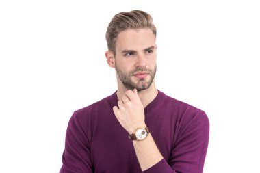 Tıraşsız yüzü olan yakışıklı adam beyaz tenli, ciddi bir şekilde izole edilmiş gündelik tarzda düşünceli görünüyor..